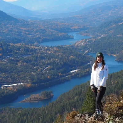 Alexandra au sommet de la randonnée Pulpit Rock.